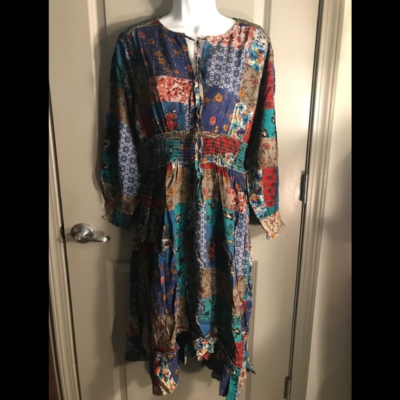 NWT.   PATCHWORK PRINT Dress in S/M.  BL/RD1


220757 - Picture 2 of 7